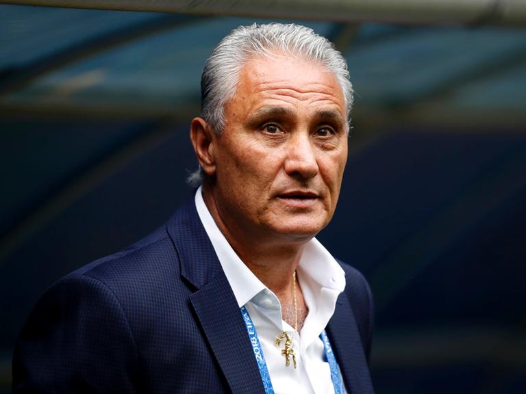 Tite lesiona a perna ao comemorar gol da Seleção
