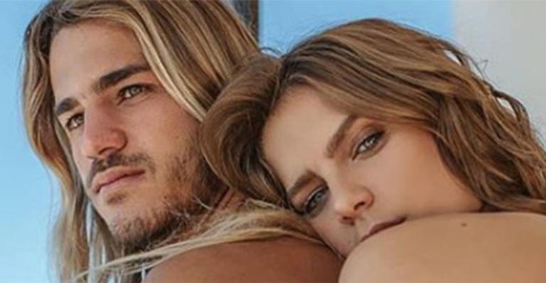 Seminua, Isabella Santoni publica foto ousada ao lado do namorado
