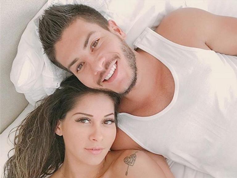 Arthur Aguiar festeja o 1º ano de relacionamento com Mayra Cardi