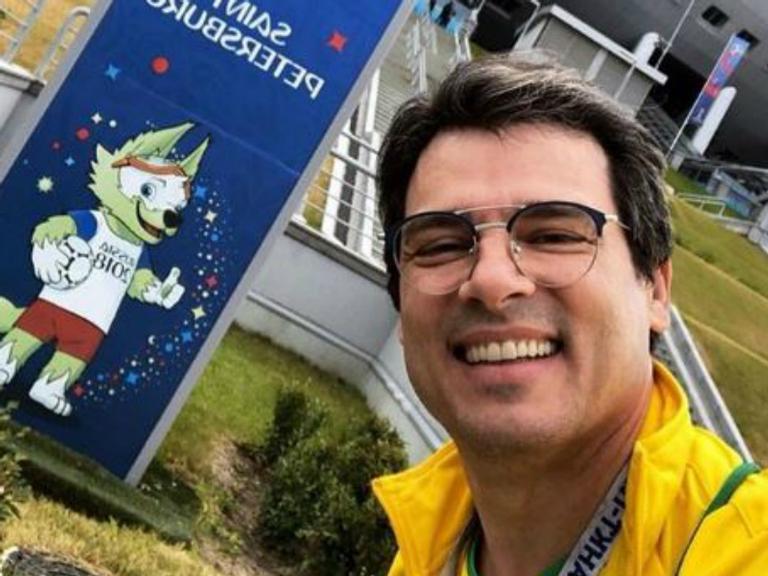 Celso Portiolli acompanha chegada da Seleção em Moscou e ganha abraço carinhoso de Neymar