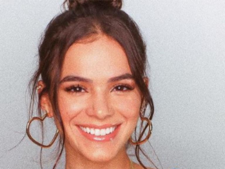 Bruna Marquezine torce por Neymar com lingerie de sua coleção e manda recado estampado no peito