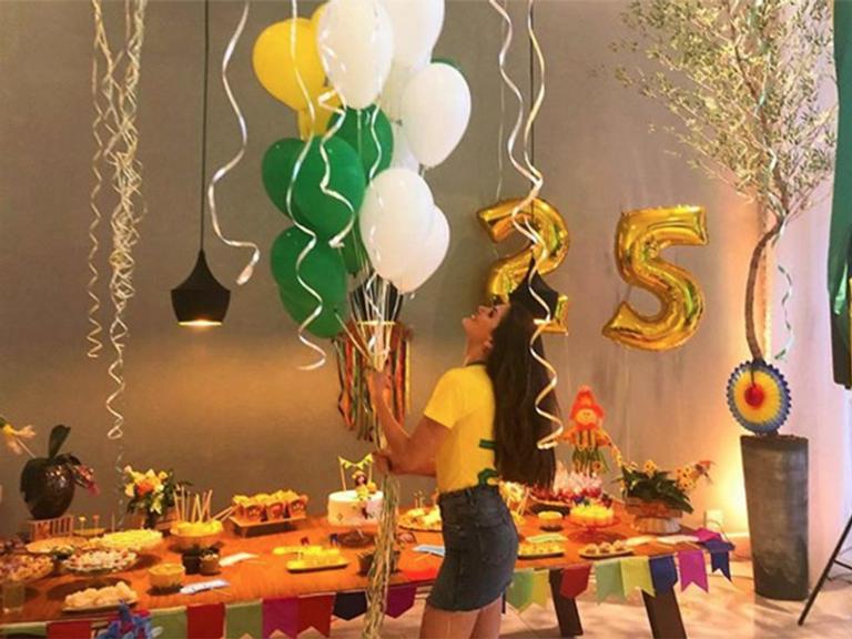 Camila Queiroz ganha festa surpresa no aniversário de 25 anos