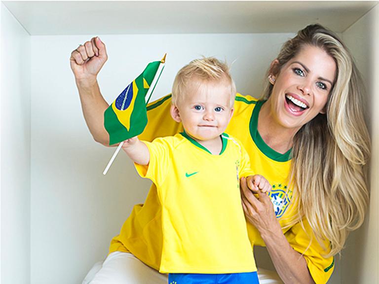Enrico Bacchi arrasa em ensaio no clima de Copa do Mundo