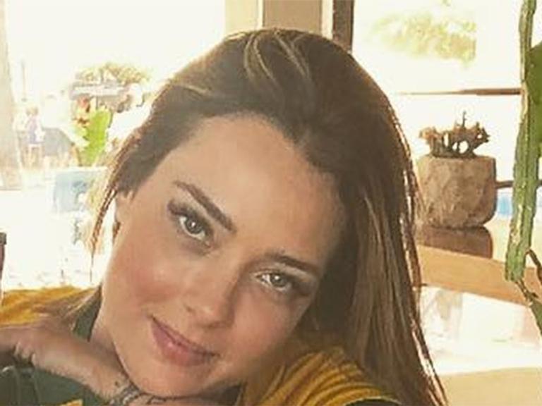 Mãe do filho de Neymar posa ao lado do novo namorado: ‘Vai, Brasil’