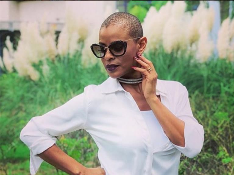 Aline Wirley radicaliza na mudança de visual e surge platinada