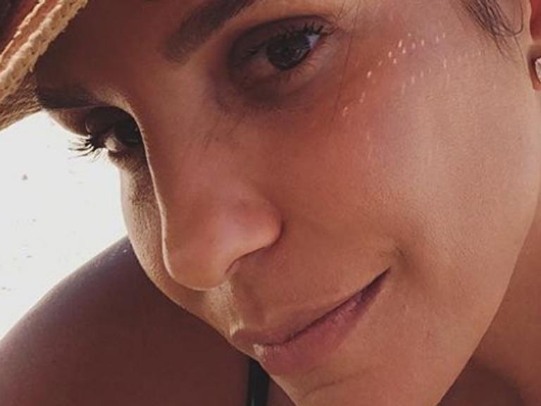 De biquíni e cara lavada, Ivete Sangalo curte dia na beira da piscina