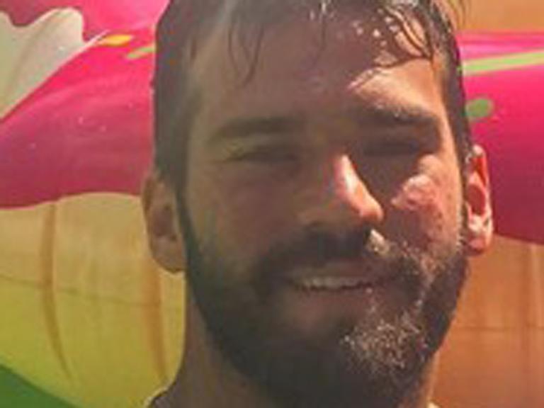 Fofura! Goleiro gato da Seleção, Alisson Becker se diverte na piscina com a esposa e a filha