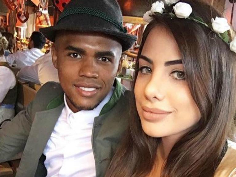 Esposa de Douglas Costa se pronuncia após confundir fãs: ‘A bebê que mostro é minha filha’