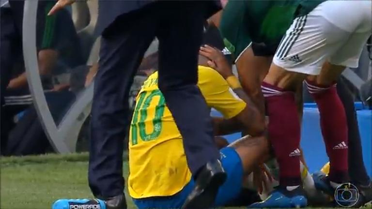 Fãs brasileiros invadem perfis do jogador mexicano que pisou em Neymar