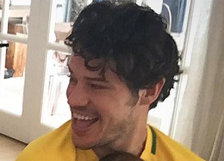 Comemorando a vitória brasileira, José Loreto mostra pela primeira vez rostinho da filha, Bella