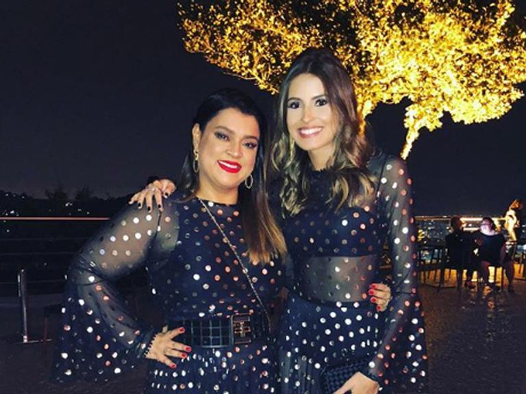 Preta Gil e convidada usam o mesmo vestido na festa de Marina Ruy Barbosa