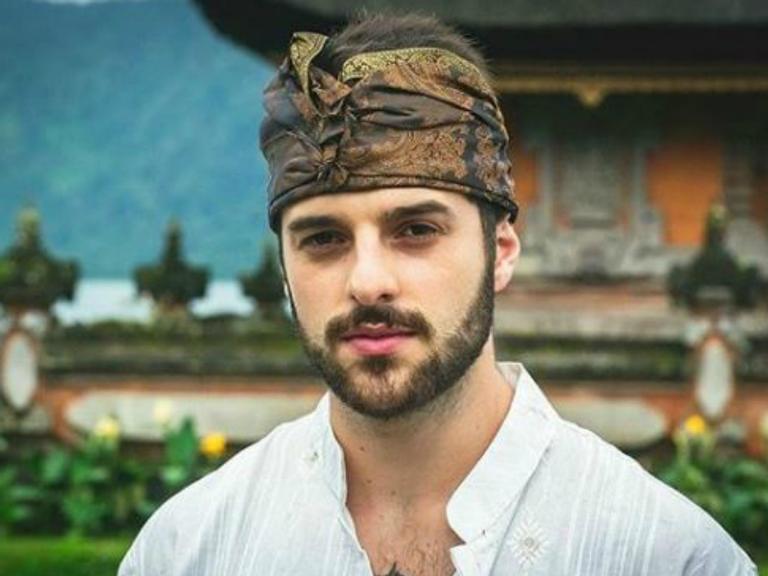 Alok doa camiseta usada na festa de Marina Ruy Barbosa para fã: ‘Precisa juntar dinheiro não’