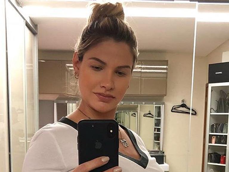 Na reta final da gestação, Andressa Suita exibe seu barrigão em foto e Gusttavo Lima deixa comentário atrevido