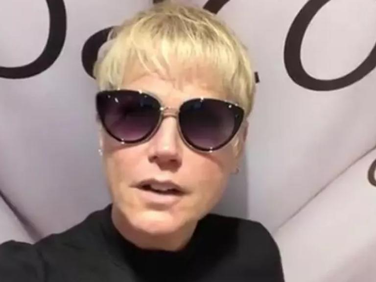 Xuxa Meneghel passa por cirurgia após complicações: ‘Meu peito capsulou’