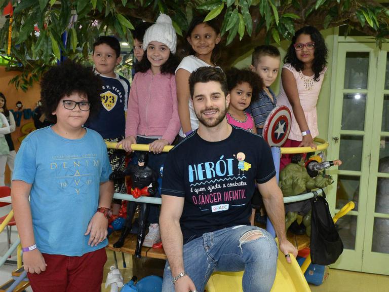 Alok doa cheque para o GRAACC e apoia luta de crianças contra o câncer