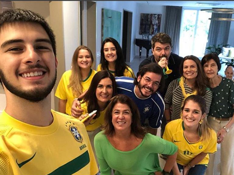 Fátima Bernardes reúne os filhos e o namorado na torcida pelo Brasil