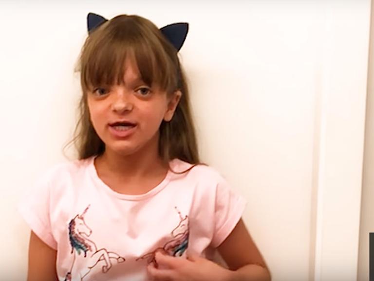 Rafinha Justus faz tour por seu quarto, exibe seu closet e impressiona fãs