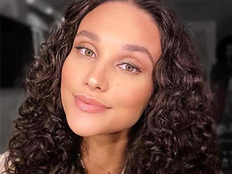 Debora Nascimento posa de rostinho colado com a filha recém-nascida: ‘Amor’