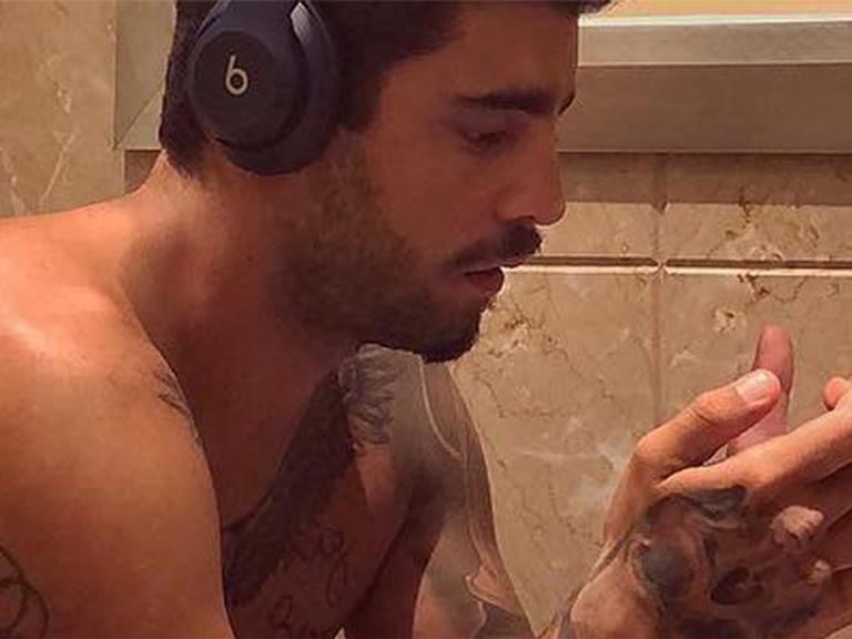 Pedro Scooby deixa Luana Piovani sem graça ao publicar foto sentado no vaso sanitário
