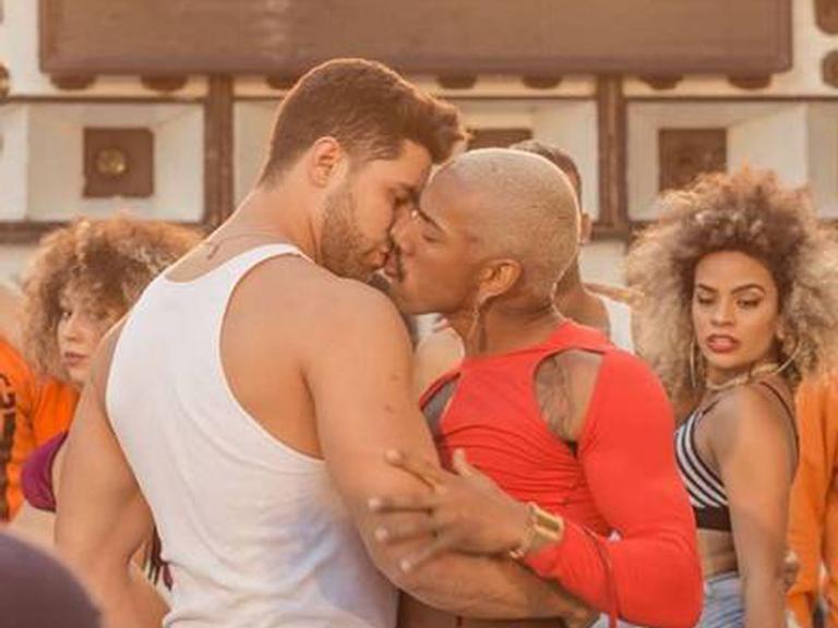 Nego do Borel dá beijaço em ator em novo clipe e divide a opinião dos fãs