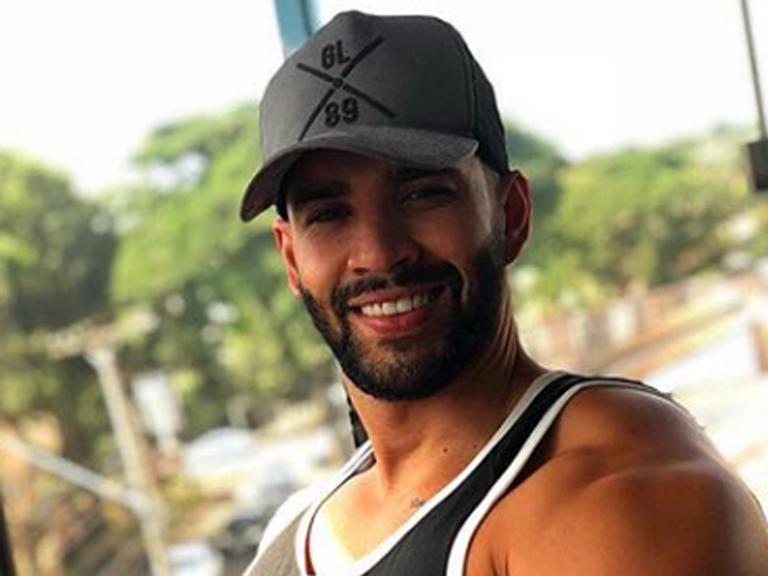 Gusttavo Lima é flagrado em momento dois em um: colocando o corpão pra jogo e paparicando o filho, Gabriel
