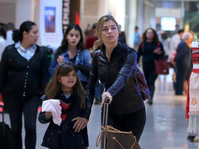 Grazi Massafera curte viagem na companhia da filha, Sofia