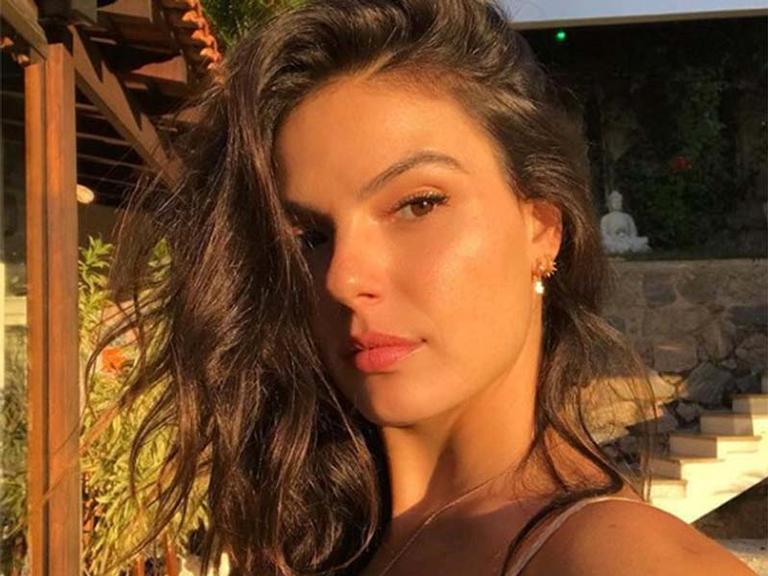 É barriga que vocês querem?! Isis Valverde faz a tradicional selfie no espelho