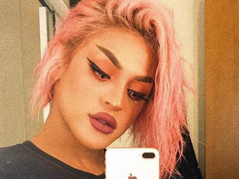 Desmontada, Pabllo Vittar posa ao lado da mãe e se declara: ‘Meu pai, mãe, amiga, confidente’