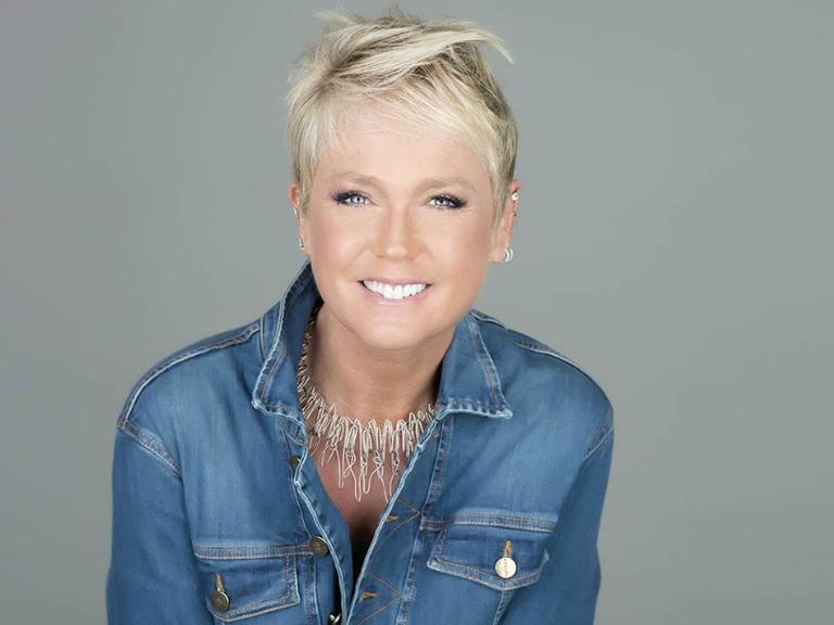 Xuxa conta como é um dia na sua vida: ”Não gosto de sair de casa. Se puder, faço tudo por aqui mesmo”