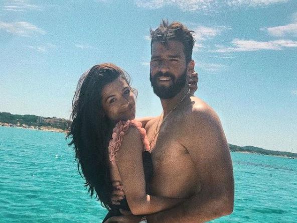 Goleiro gato da Seleção Brasileira, Alisson Becker curte as férias na Sardenha