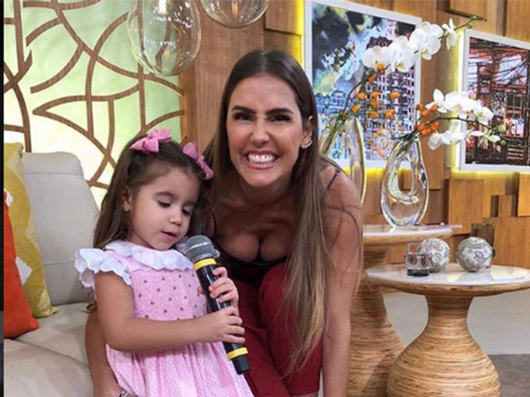 Deborah Secco se emociona ao falar de sua ausência na rotina da filha