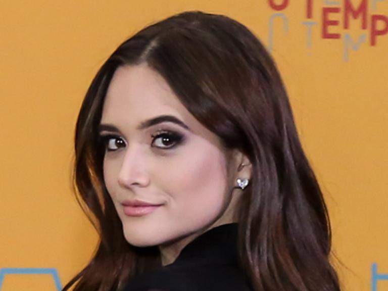 Juliana Paiva ostenta e aparece com look de R$ 1 milhão em lançamento de novela