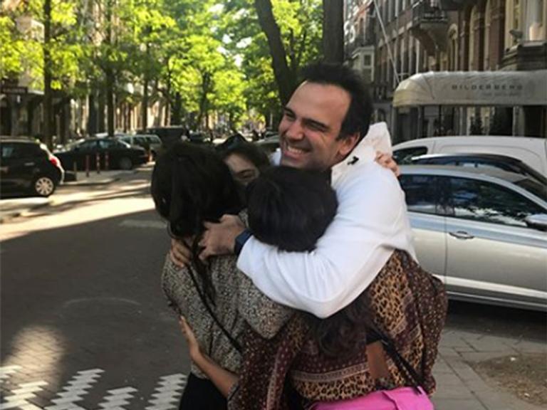 Tadeu Schmidt se emociona ao reencontrar a família depois de 40 dias