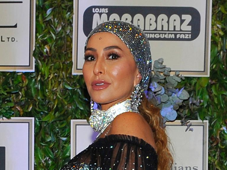 Gravidíssima, Sabrina Sato aparece com look controverso no leilão do Instituto Neymar Jr.