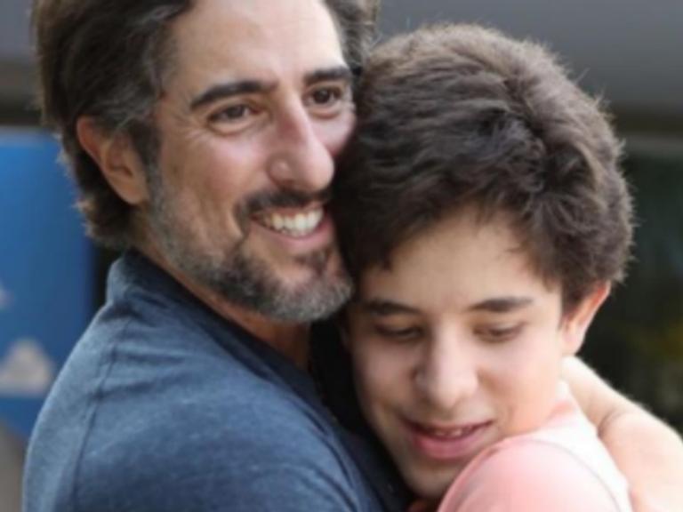 Marcos Mion se emociona ao comentar relação com filho autista: ”Preciso muito mais dessa conexão do que ele”