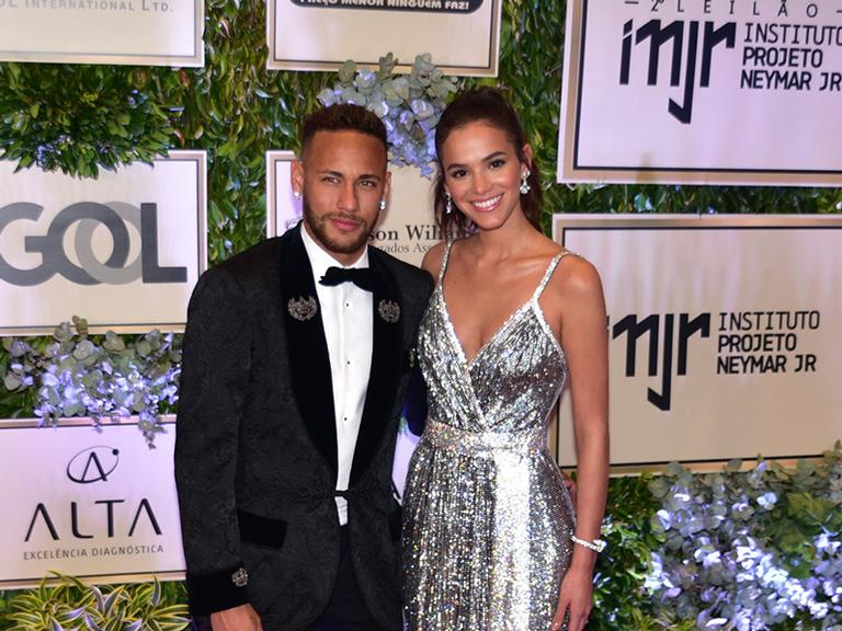Neymar e Bruna Marquezine prestigiam leilão beneficente