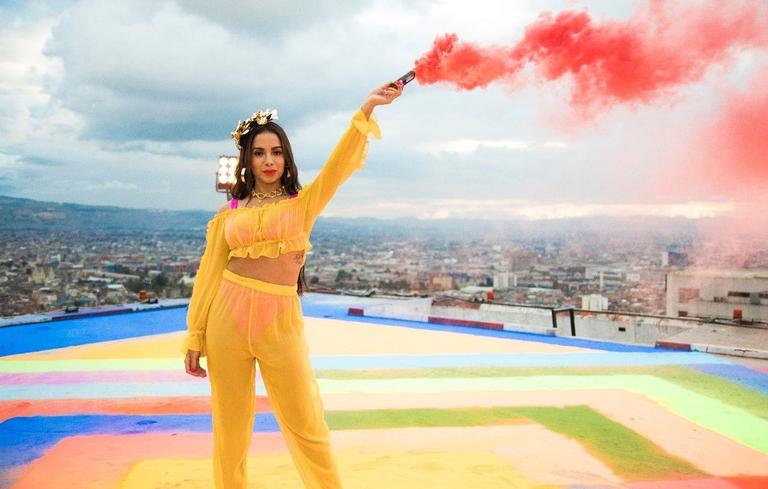 Anitta lança clipe ultra colorido de Medicina, seu novo single