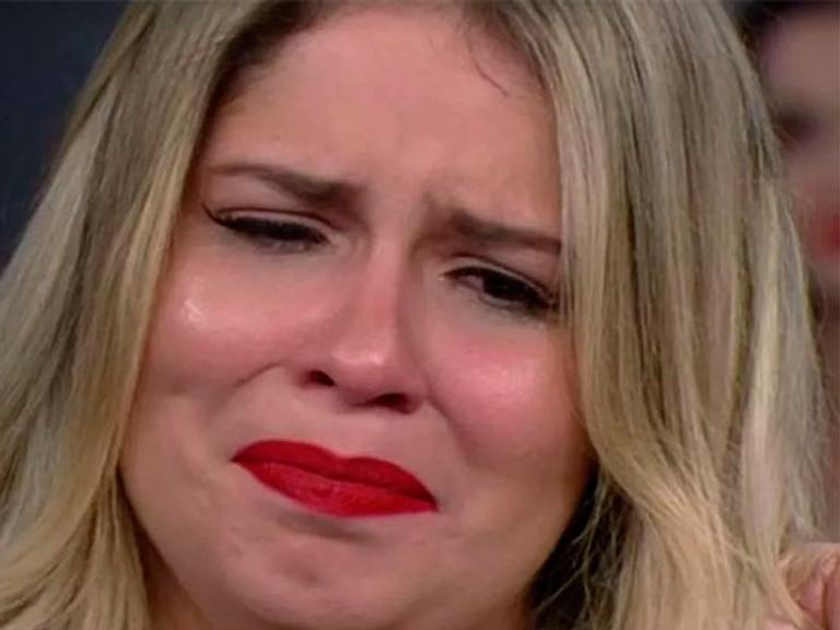 Marília Mendonça revê padrasto que traiu sua mãe e chora: ‘É uma história bastante complicada’