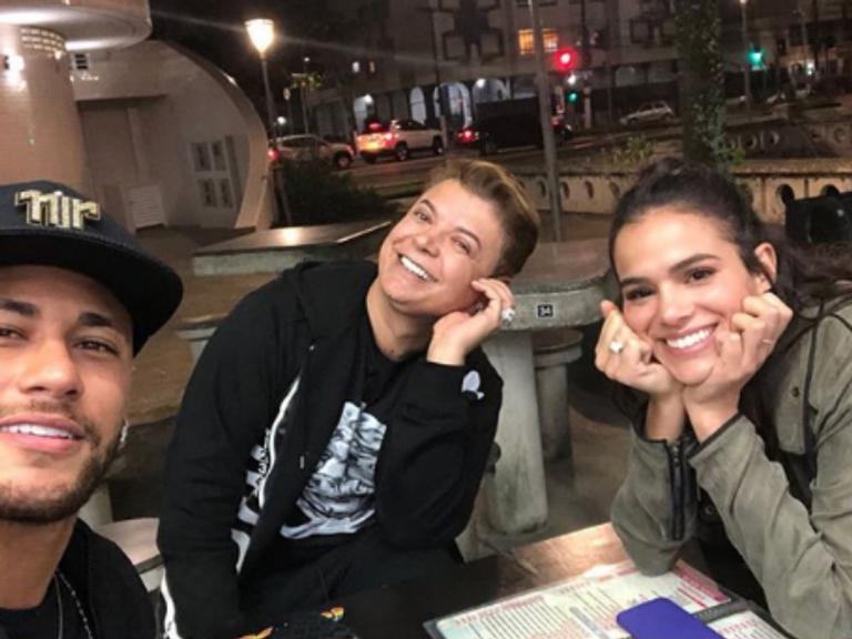 Depois da festa do filho, Neymar e Bruna Marquezine fogem da dieta com ‘lanchão’ em Santos