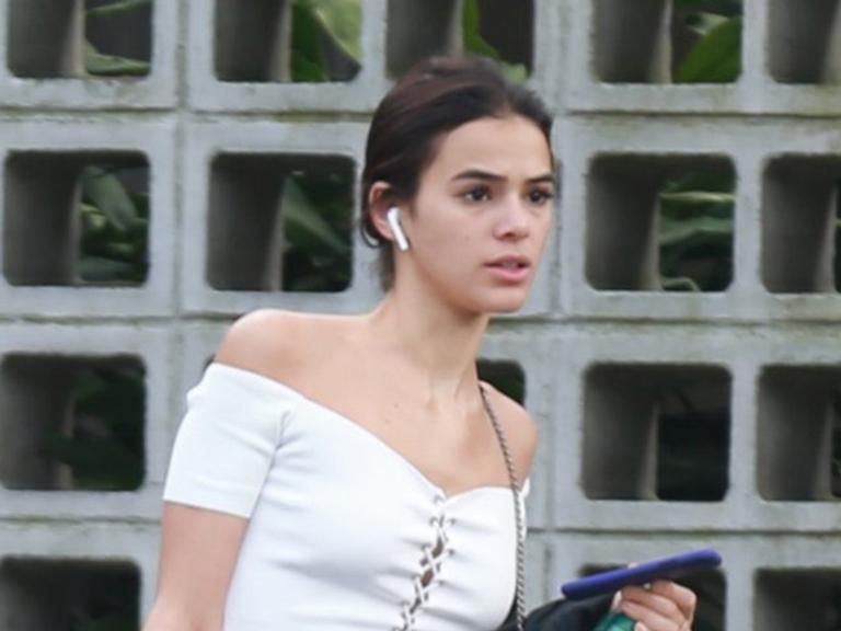Bruna Marquezine surge com a barriga de fora no Rio de Janeiro