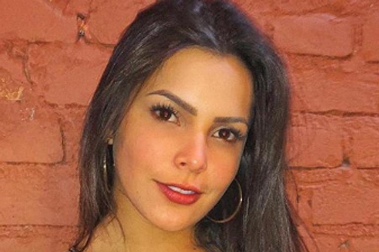 Gêmeas Mayla e Emilly Araújo posam nuas e abraçadas e celebram chegada aos 22 anos
