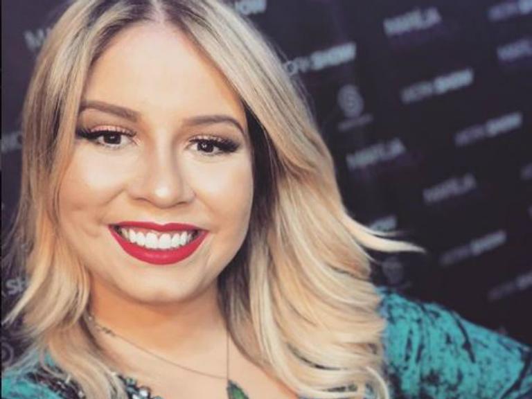 Com direito a bolo de 4 andares, Marília Mendonça chega de charrete para comemorar seus 23 anos