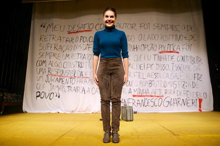 Paloma Bernardi se apresenta em sessão VIP