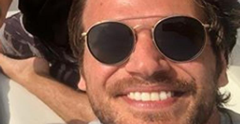 Emilio Dantas reencontra homem que ficou deitado em barco após erro em ‘Segundo Sol’