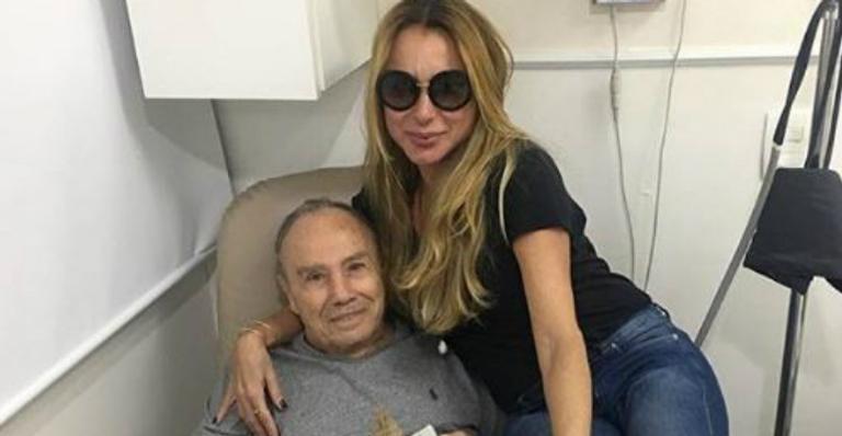 Aos 50 anos, esposa de Stênio Garcia ‘ousa’, posa com maiô fio dental e deixa bumbum de fora