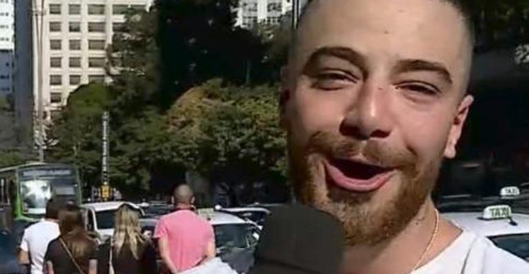 Saia justa! Felipe Titto é surpreendido e leva cantada no ‘Video Show’