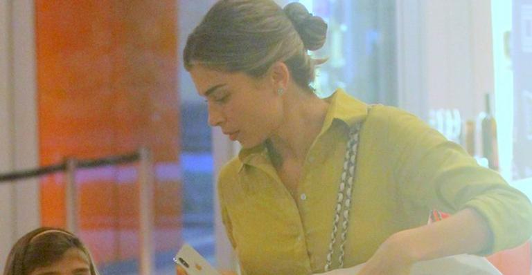 Grazi Massafera faz compras para o lar e sai de sacola cheia ao lado da filha, Sofia