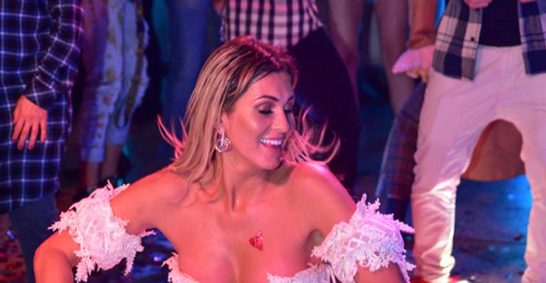 Com decotaço e look ousado, Lívia Andrade vai até o chão no seu festão de 35 anos