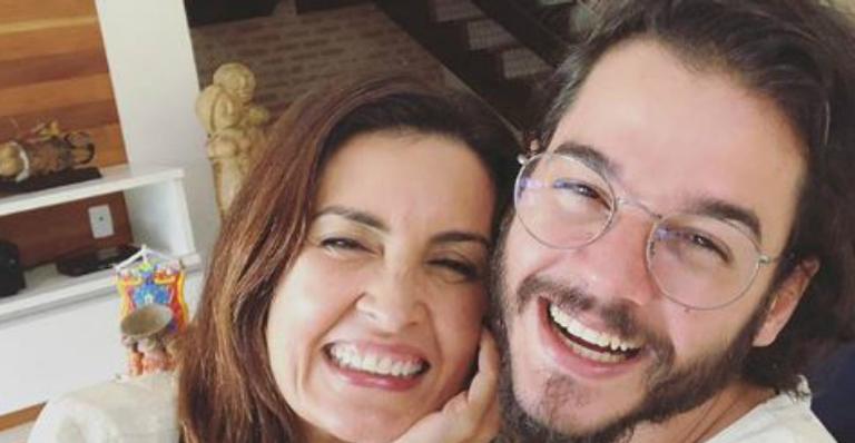 Curtindo as férias, Fátima Bernardes é surpreendida com pedido do namorado, Túlio Gadêlha