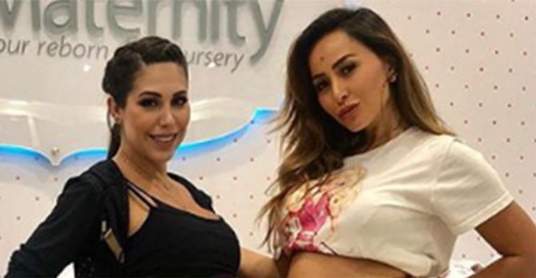 Grávidas, Sabrina Sato e Bella Falconi se encontram em evento e comparam tamanho das barrigas